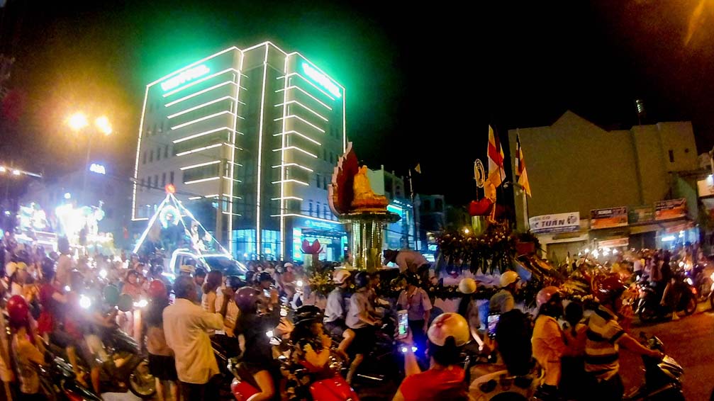 Diễu hành xe hoa đường phố mừng lễ Phật Đản Kon Tum 2019